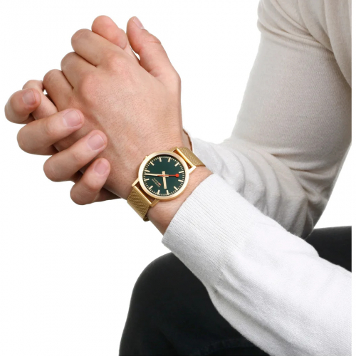 Preview: MONDAINE Armbanduhr Classic A660.30314.60SBM, 36mm, Goldfarben, Milanaise