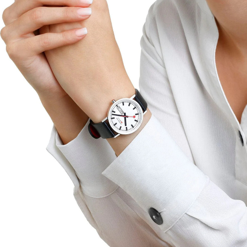 Mondaine Classic Armbanduhr A667.30314.11SBV, Day-Date, 36mm Bahnhofsuhr