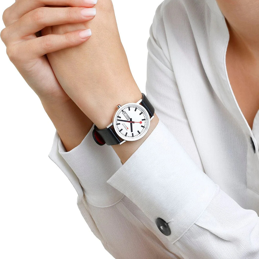 Mondaine Classic Armbanduhr A667.30314.11SBV, Day-Date, 36mm Bahnhofsuhr