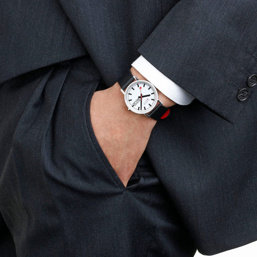 Mondaine Classic Armbanduhr A667.30314.11SBV, Day-Date, 36mm Bahnhofsuhr