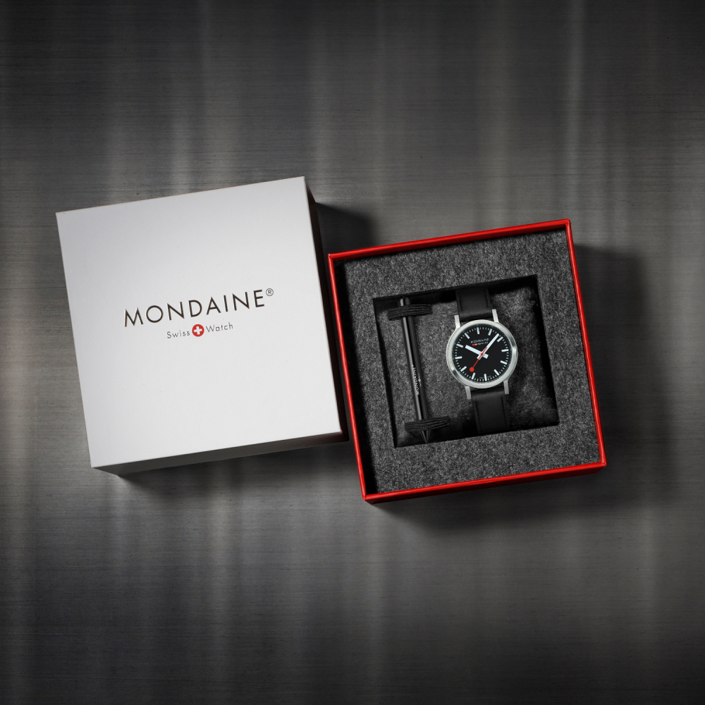 MONDAINE MST.34020.LBV.SET Damenuhr schwarz stop2go Saphirglas, 34mm mit Extraband