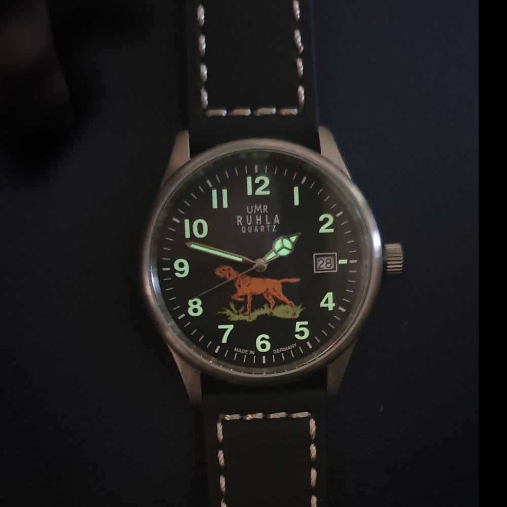 UMR Ruhla Armbanduhr Jagdhund 88101 Ronda-Werk Lederband schwarz, 37mm, 10ATM