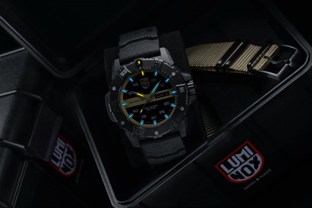 Luminox XS.3875.INHO Master Carbon SEAL Automatic Day-Date Saphirglas